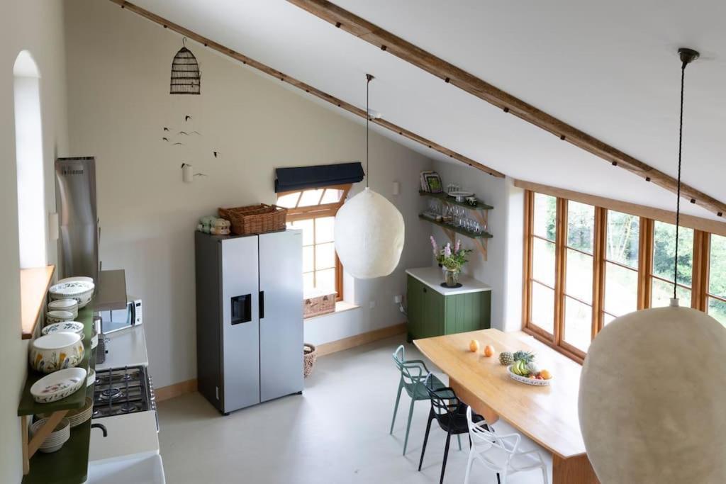 Fledgling Barn: Stunning New Coastal Holiday Home 金斯布里奇 外观 照片